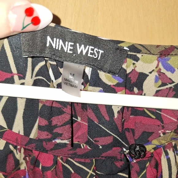 Nine West Women's Floral Long Sleeve Crepe Blouse Size Medium - Picture 2 of 3